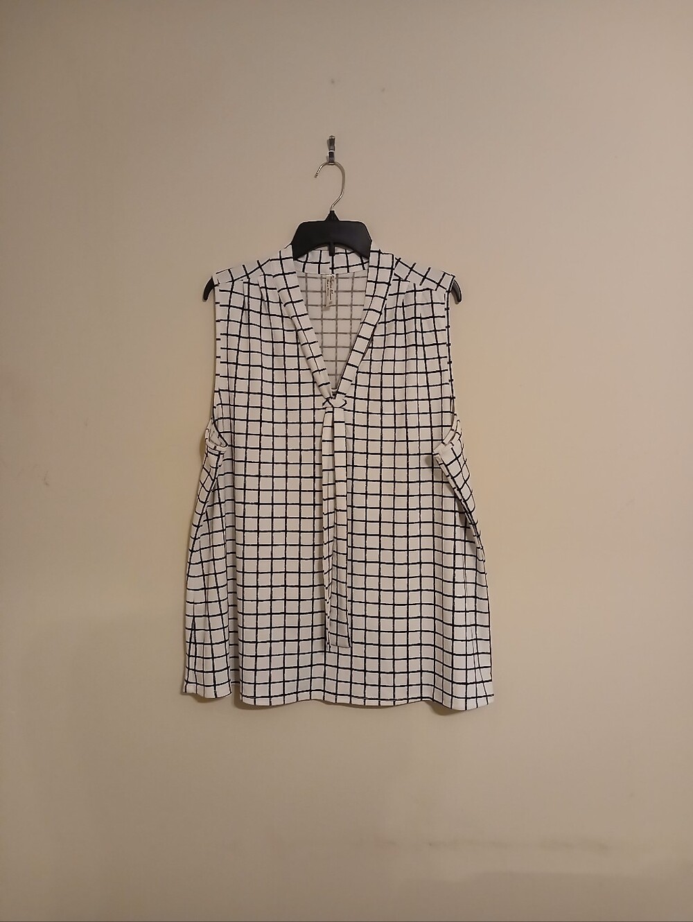 PerSeption Woman White and Black Grid Tie-Neck Sleeveless Top
